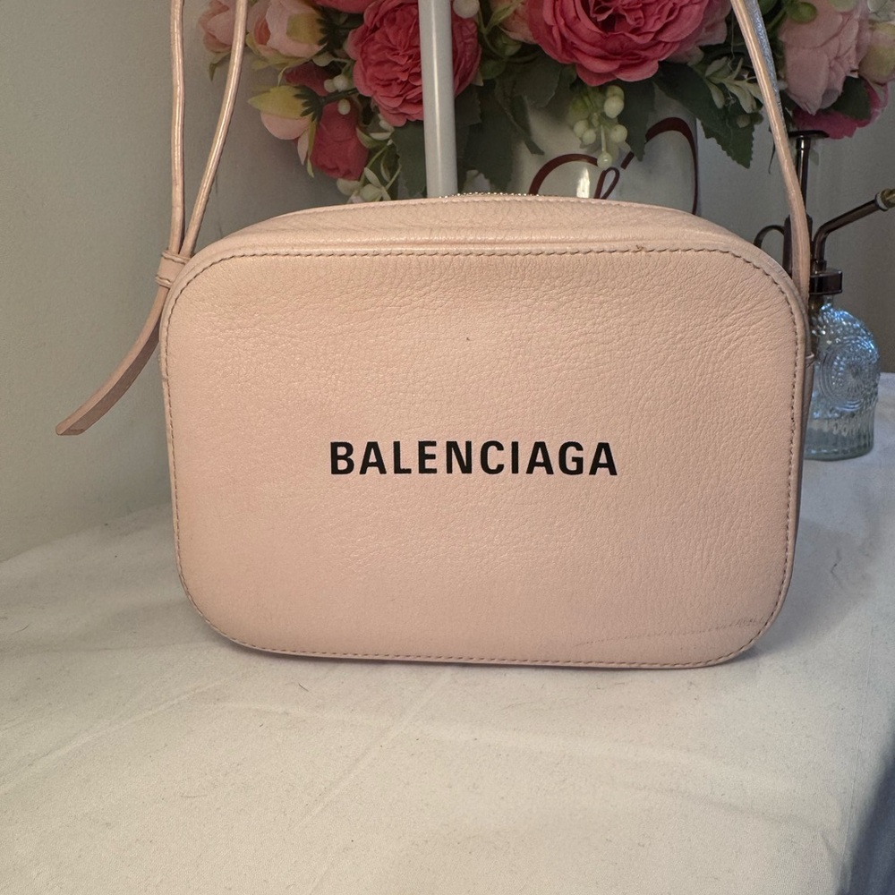 Balenciaga Pink Crossbody Bag with Minimalist Design - Picture 2 of 11